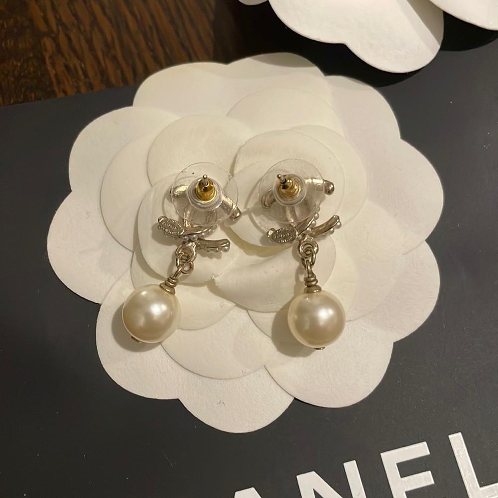 Chanel CC Pearl Dangle Earrings - Picture 3 of 3